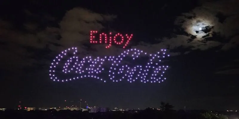 Nhìn ngắm logo Coca Cola trong màn trình diễn drone light show cho doanh nghiệp
