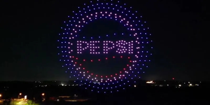 Logo Pepsi rực rỡ trong màn trình diễn drone light show của doanh nghiệp